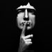 El silencio es un pilar fundamental en el camino iniciático masónico. No solo protege los misterios y enseñanzas de la orden, sino que también fomenta la introspección, el autoconocimiento y la transformación personal. En la Logia, el silencio permite escuchar, observar y reflexionar, promoviendo la prudencia, la tolerancia y el crecimiento espiritual. Metafóricamente, representa un recipiente donde se da una alquimia interior que transforma emociones en serenidad y desconocimiento en sabiduría. A través del silencio interno, el masón identifica sus imperfecciones y avanza en la construcción de su templo interior.